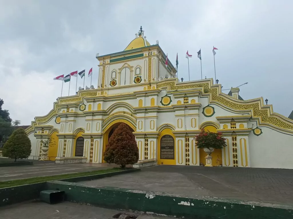 Masjid Agung Sumenep: Warisan Sejarah dan Akulturasi Seni Islam