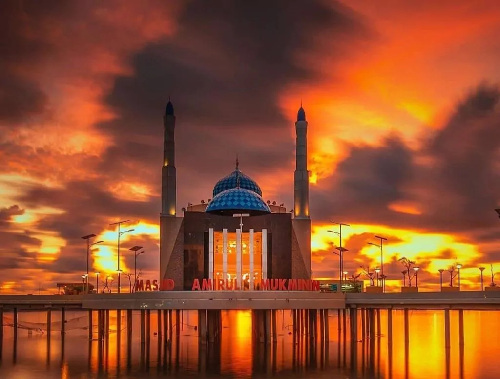 Pesona Masjid Amirul Mukminin, Ikon Terapung dari Kota Makassar