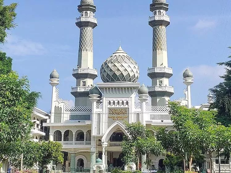 Menelisik Kemegahan Masjid Agung Malang: Jejak Sejarah di Balik Ornamen