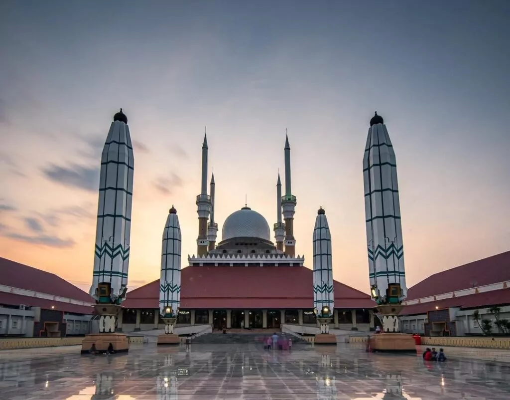 Masjid Agung Semarang: Arsitektur Indah di Bawah Timbangan Syariat