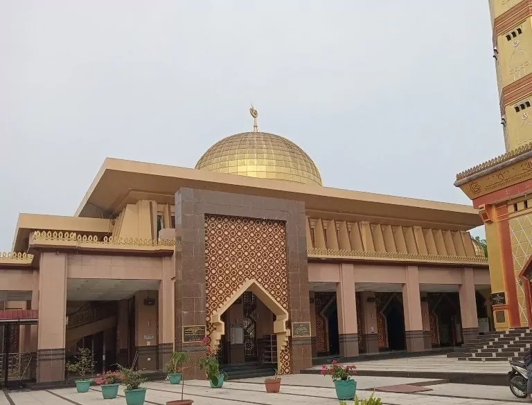 Masjid Agung Sibolga: Eksplorasi Arsitektur Megah dan Dekorasi Artistik