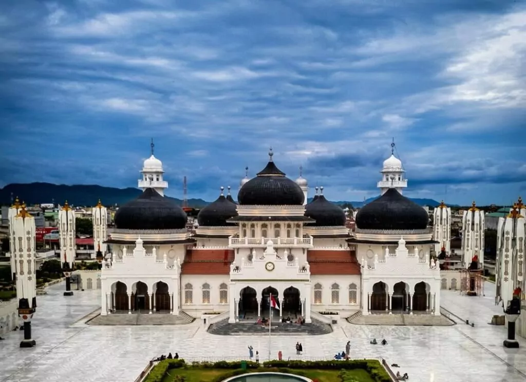Masjid Baiturrahman: Menyelami Sejarah dan Pesona Arsitektur 7 Kubah Kebanggaan Aceh
