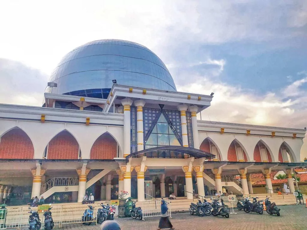 Masjid Agung Sampang: Keanggunan Arsitektur yang Memadukan Tradisi dan Modernitas