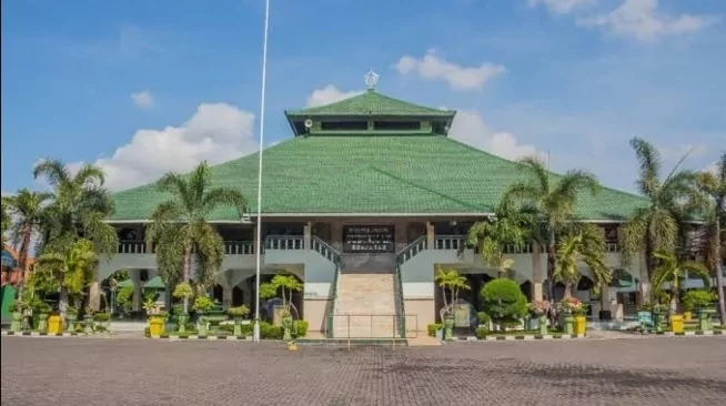 Suasana Tenang dan Interior Megah Masjid Agung Sudirman