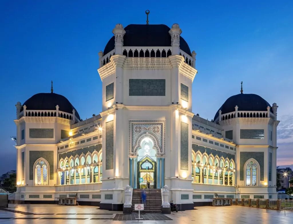 Masjid Raya Al-Mashun Pesona Warisan Interior Kesultanan Deli