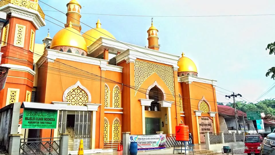 Pesona Wisata Religi Masjid Raya Makale yang Ikonik