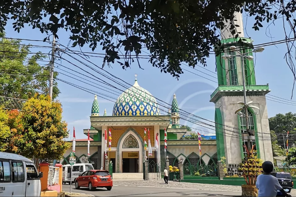 Detail Ornamen Khas Masjid Agung Al Hikmah Estetik