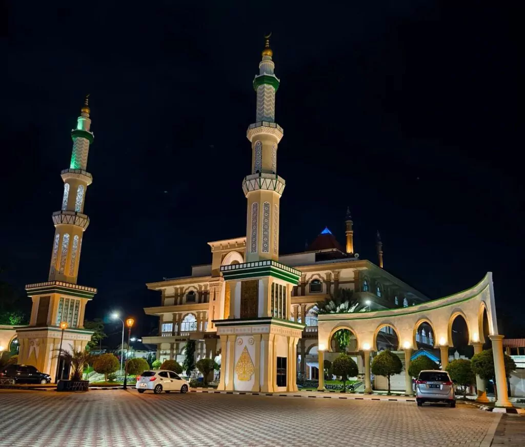 Menemukan Sisi Estetik Masjid Agung Al-Mabrur yang Jarang Terlihat
