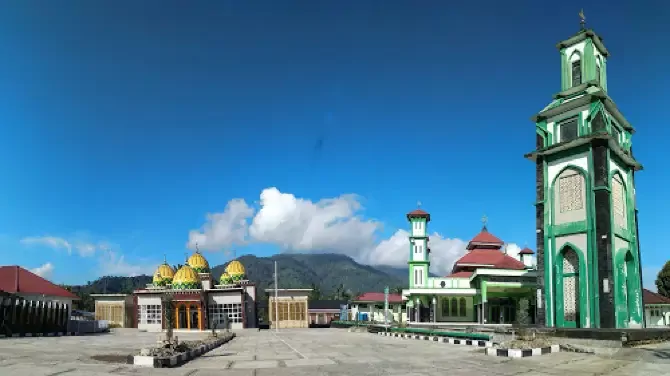 Suasana yang Menenangkan Hati pada Masjid Agung Al-Muttaqin