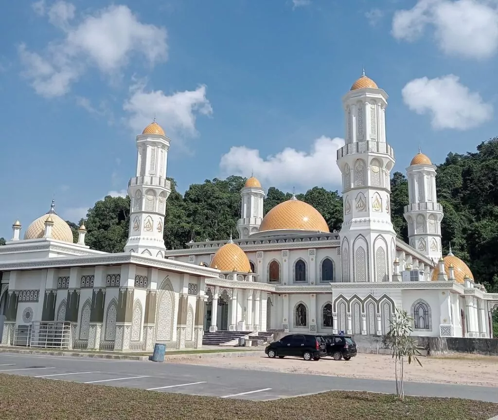 Eksplorasi Detail Arsitektur dan Kemewahan Masjid Agung Baitul Izzah