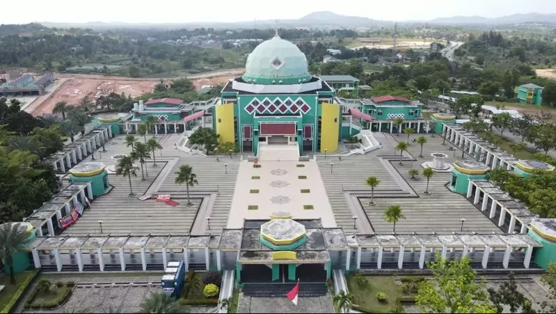 Kemegahan Interior dan Dekorasi Masjid Agung Karimun Menakjubkan