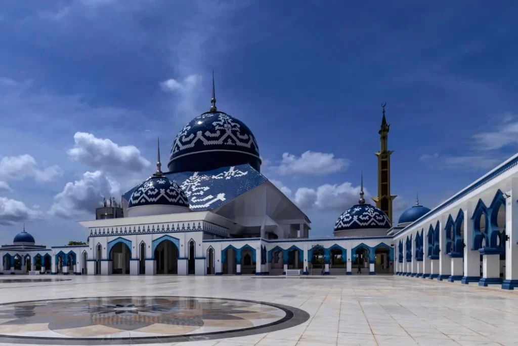 Harmoni Desain dan Kedamaian di Masjid Agung Batam Menawan