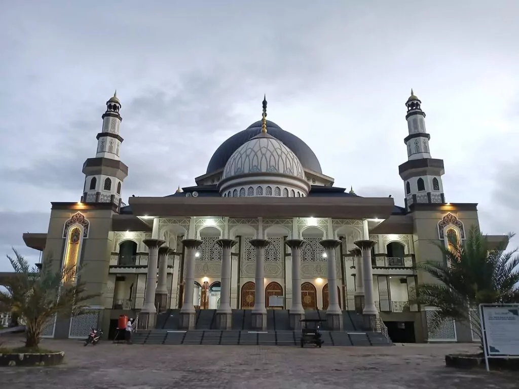 Megahnya Masjid Agung Nurul Makmur yang Menjadi Ikon Religi