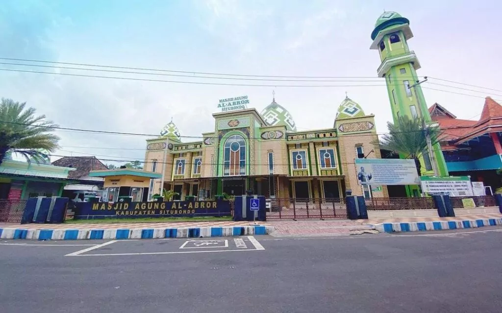Melihat Desain Interior yang Agung dari Masjid Agung Al-Abror Situbondo