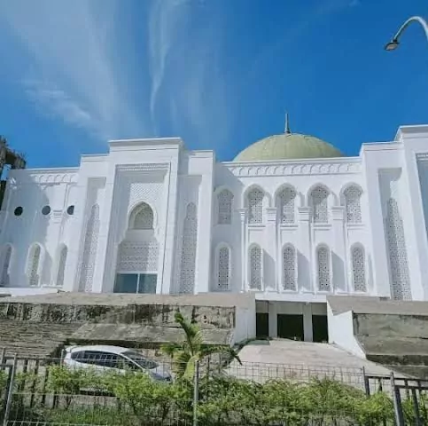 Masjid Agung Baitul A’la: Interior Masjid yang Dihiasi Dinding Giok