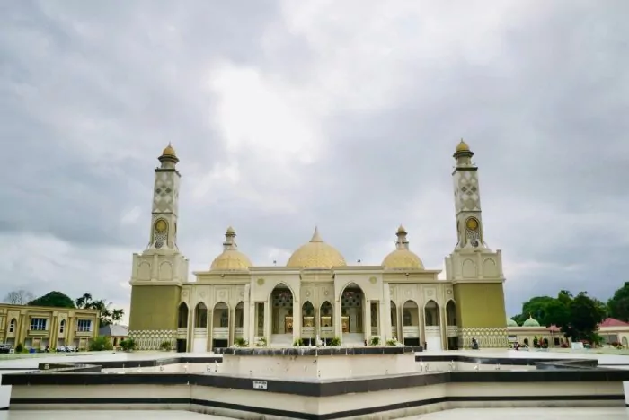 Keindahan Kubah Emas Masjid Agung Baitul Ghafur yang Sangat Memikat