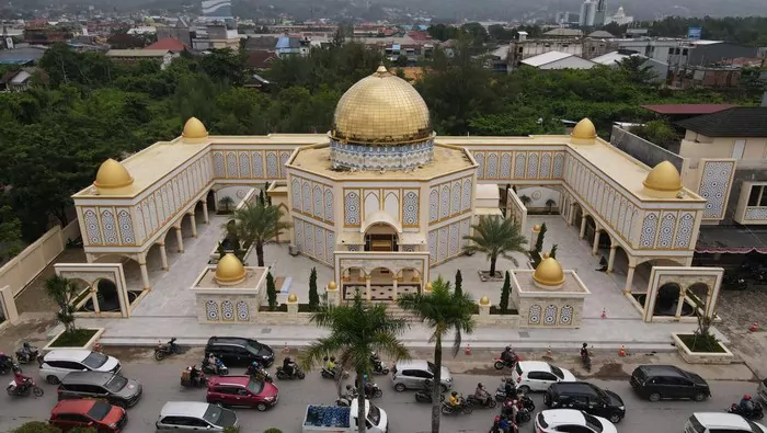 Keindahan Arsitektur Masjid Raudhatul Jannah Kendari yang Menawan