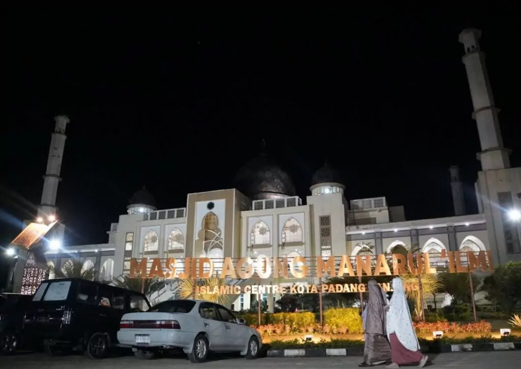 Arsitektur dan interior Masjid Agung Manarul Ilmi yang Menenangkan Jiwa