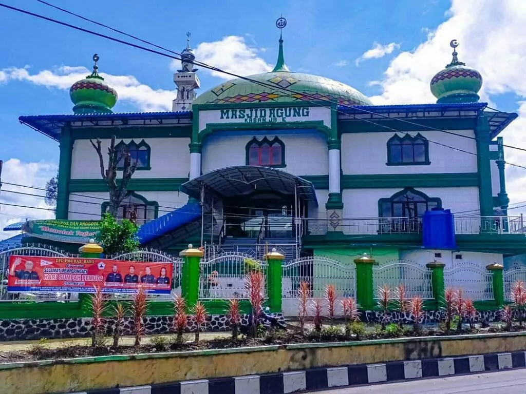 Masjid Agung Kabanjahe: Rumah Ibadah dengan Aristektur yang Ikonik