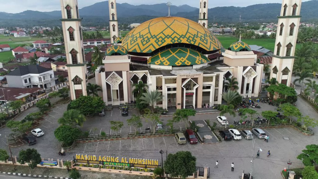 Masjid Agung Al-Muhsinin: Wisata Religi Megah nan Memukau