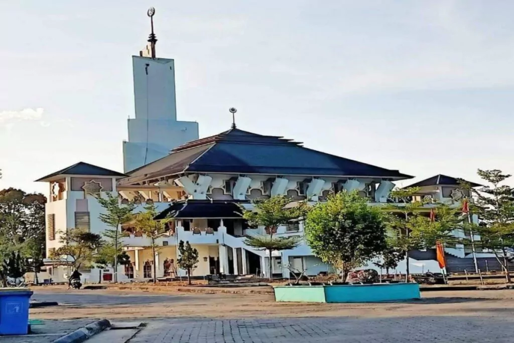 Menikmati Arsitektur Masjid Agung Nur Ala Nur yang Elegan dan Syahdu