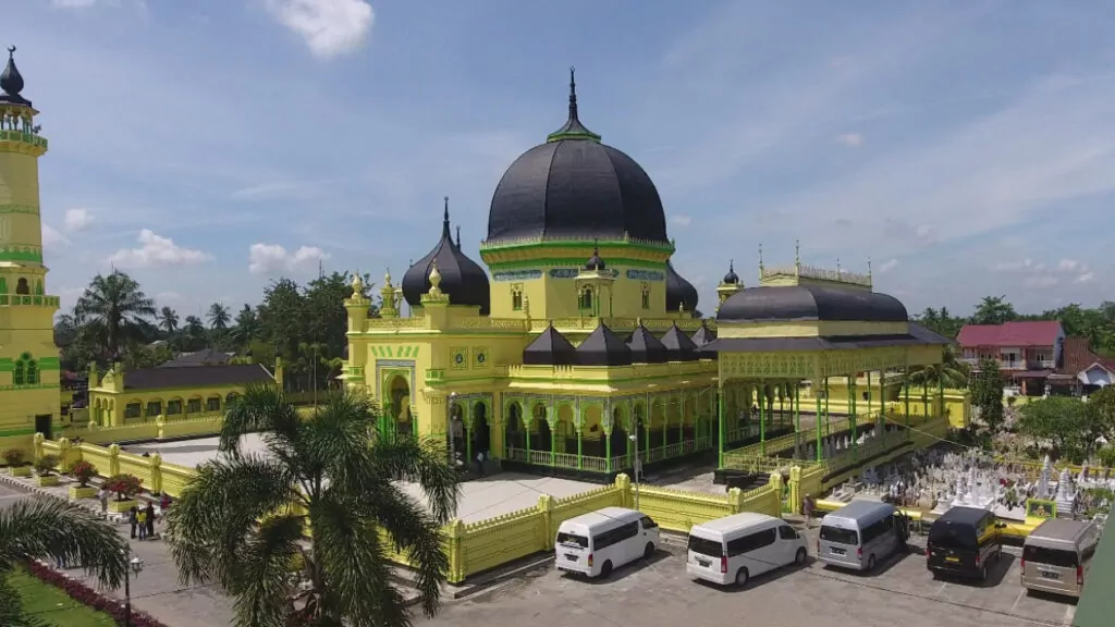 Menjelajahi Kemegahan Masjid Azizi: Permata Arsitektur Kesultanan Langkat
