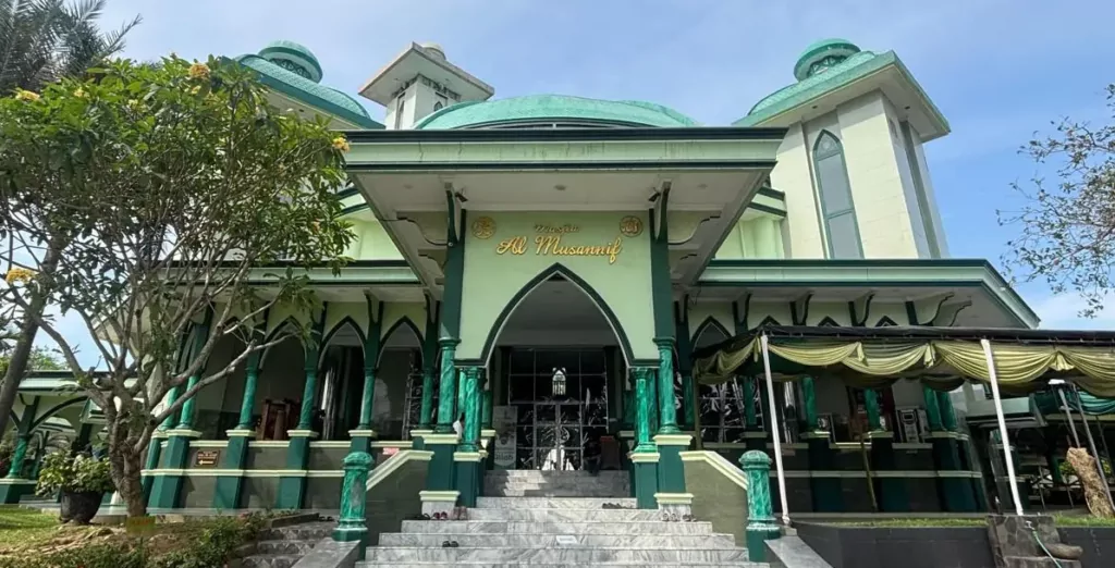 Daya Tarik Masjid Jami’ Al Musannif Al Husna Bagi Musafir