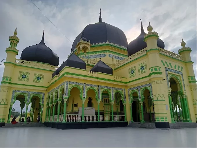 Menjelajahi Keindahan Masjid Raya Stabat yang Ikonik dan Penuh Makna
