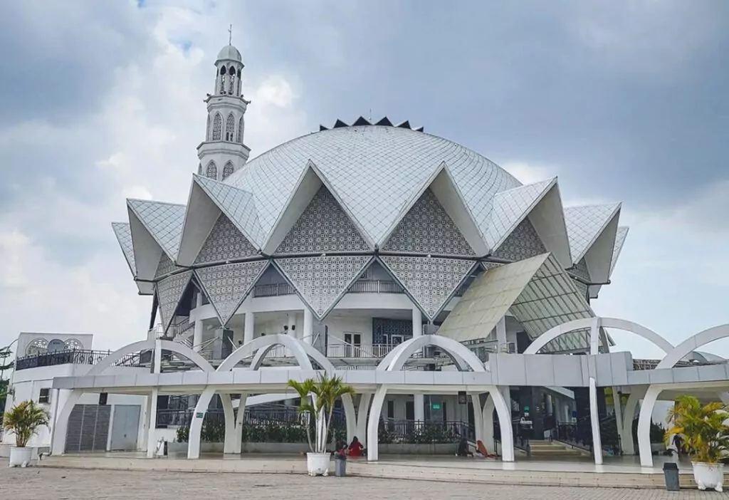Mengintip Detail Ornamen Masjid Agung Serdang Bedagai yang Sangat Unik