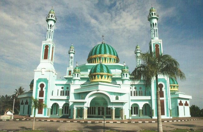 Pesona Masjid Agung Al-Manan sebagai Pusat Ibadah Umat