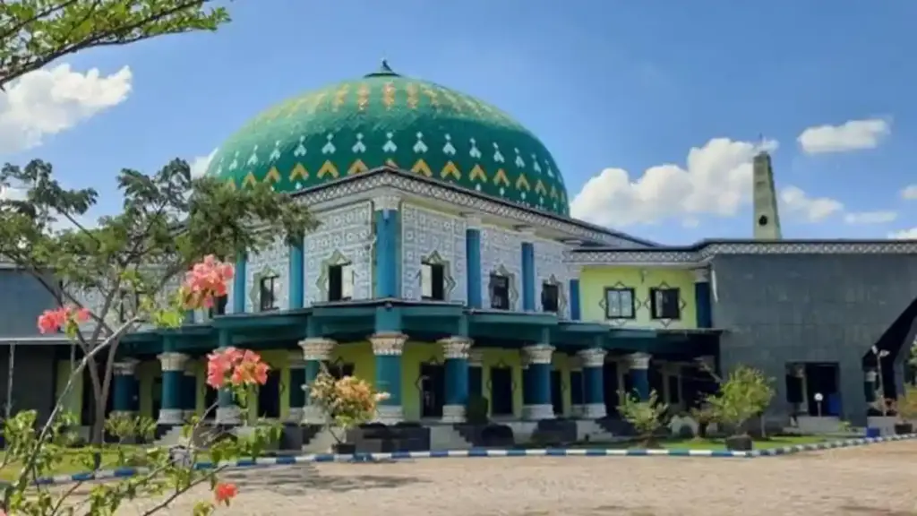 Keindahan Arsitektur Masjid Agung Darussalam Musi Rawas