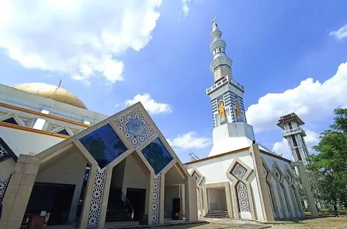 Masjid Agung Baitul Faizin Sejarah Arsitektur dan Peran Umat