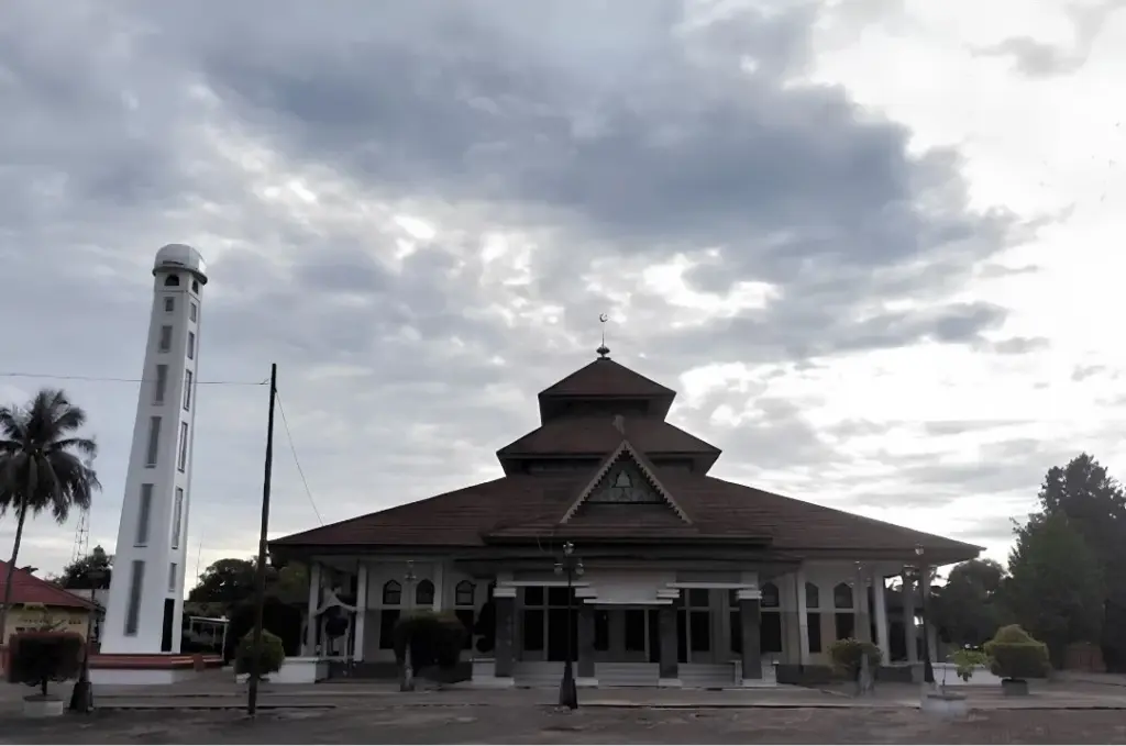 Masjid Agung Al Muhajirin Landmark Religi Bersejarah di Batanghari