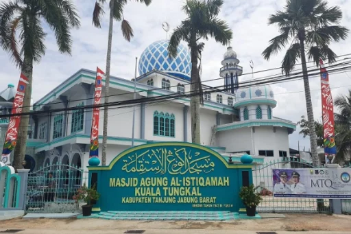 Masjid Agung Al-Istiqamah Kuala Tungkal dengan Kubah Biru Menawan