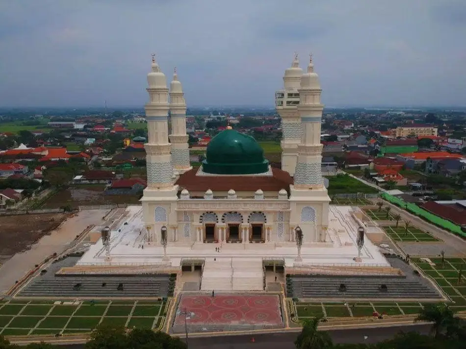 Mengenal Masjid Agung Madaniyah yang Terkenal akan Keindahan Arsitekturnya