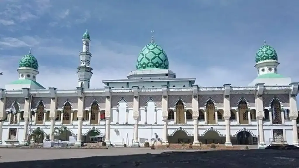 Masjid Agung Al Ma’arif, Menyingkap Kisah di Balik Kemegahannya