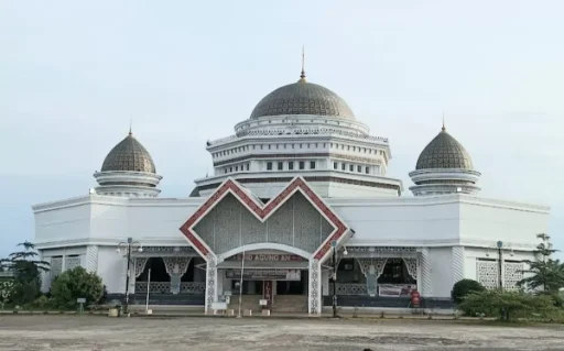 Masjid Agung An-Nur Tanjung Senai dengan Arsitektur Modern yang Memesona